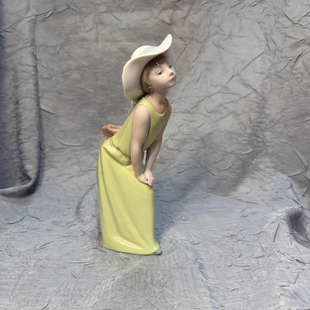 Lladro Spring Is Here Figurine 5223 Girl in Yellow Dress Sun Hat Jose Puche